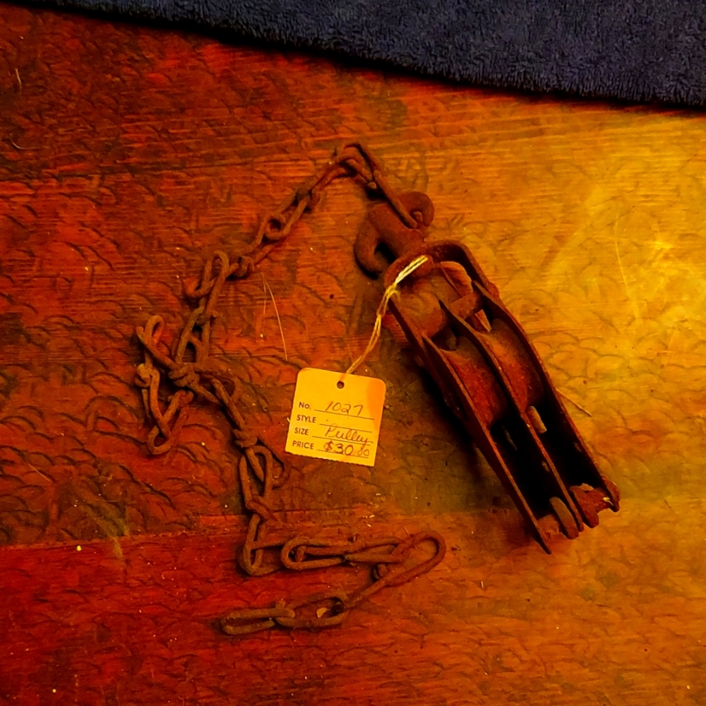 Small size vintage pulley with chain